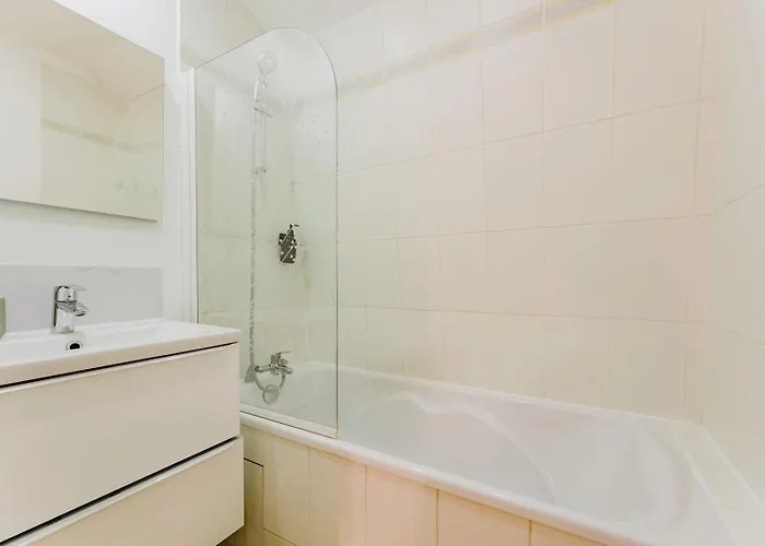 Charming 2-bedroom At Croisé Laroche Appartement